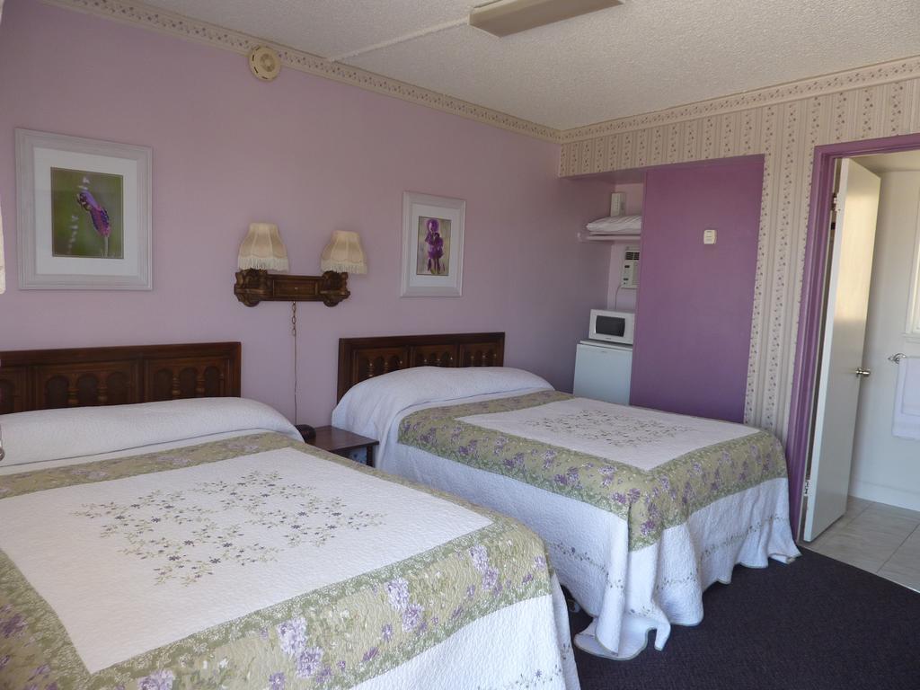 Sugarloaf Mountain Motel Virginia City Room photo